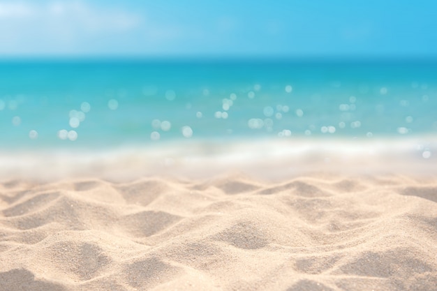 Foto spiaggia di sabbia con mare cristallino