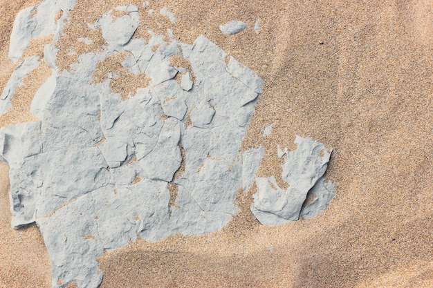 Foto spiaggia sabbiosa con rocce grigie sfondo di concetto