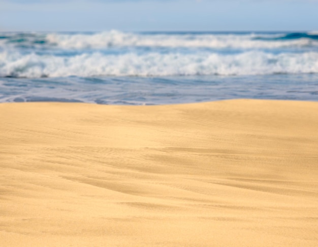 Foto spiaggia sabbiosa con onde in lontananza