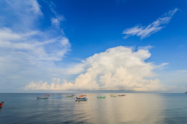 Photo sandy beaches and colorful fishing boats