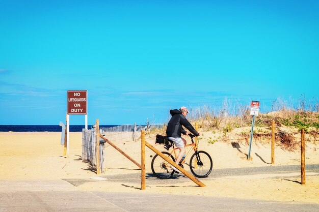 Photo sandy hook, usa - april 26, 2015: man on bicycle in sandy hook. sandy hook is in new jersey, usa.