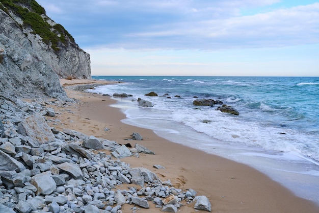 Sandy kust en witte rots op de achtergrond Byala Bulgarije