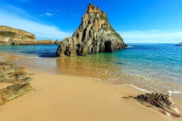 砂浜のメキソタビーチと尖った岩。大西洋の海岸線の風景（スペイン）。