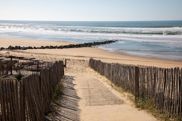 Sandy Ocean Path manier toegang tot zandstrand zee met houten hek in zomerdag