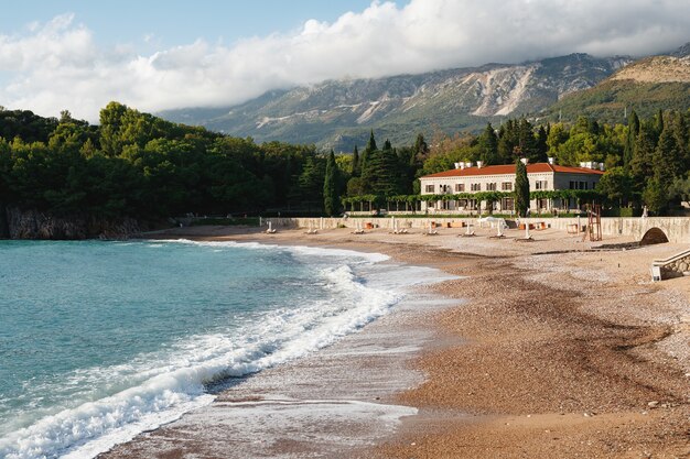 Королевский песчаный пляж возле виллы милочер черногория