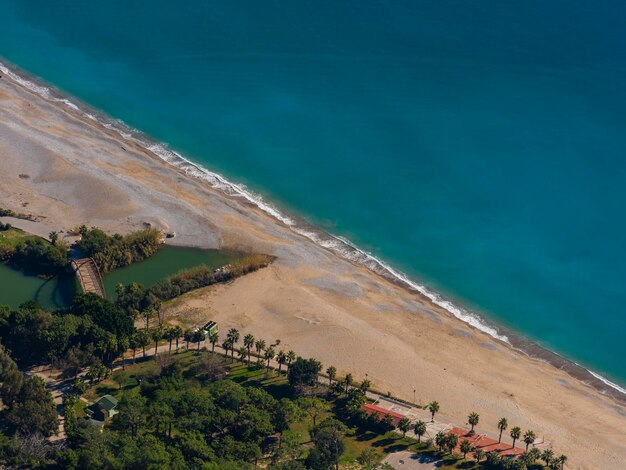 Photo a sandy shore and blue sea