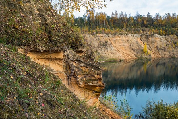 Песчаный берег горного озера осенью. Ленинградская область.