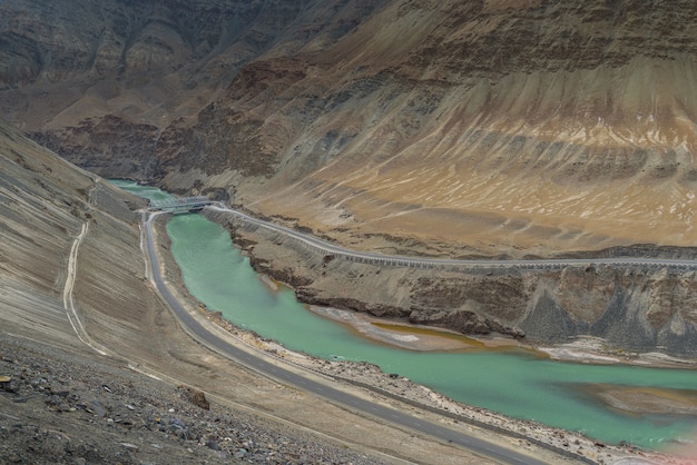 Foto punto di vista sangam con giornata nuvolosa in let ladakh