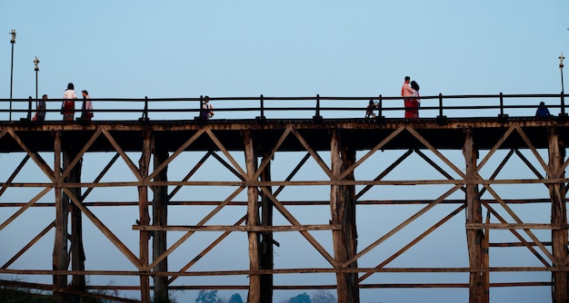 Sangklaburi of de hoge houten brug van Myanmar over de Songaria-rivier