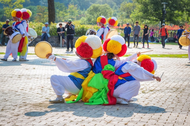 한국 민속춤 공연 중 상모 무용수 상모춤은 한국 사람들이 가장 좋아하는 춤 중 하나입니다.