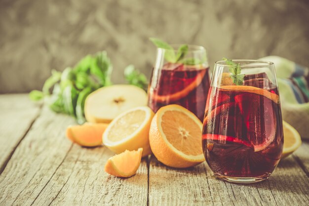 Sangria en ingrediënten in glazen