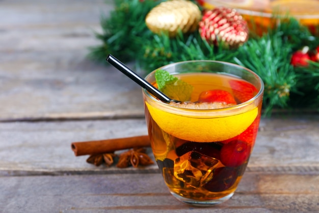 Sangria in kom en glas met kerstversiering op houten tafel close-up