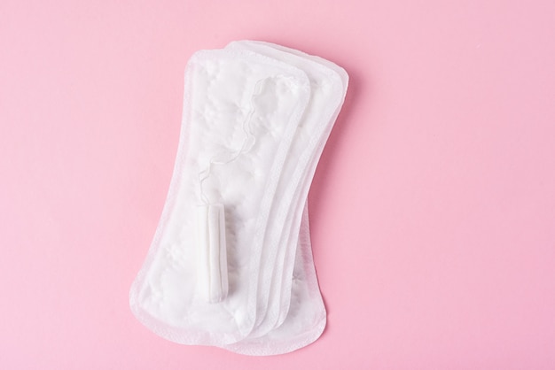 Sanitaire pad en menstruatie tampon op roze achtergrond