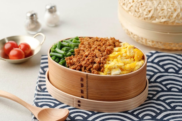Sanshoku lunchbox drie kleuren Japanse rijst lunchbox