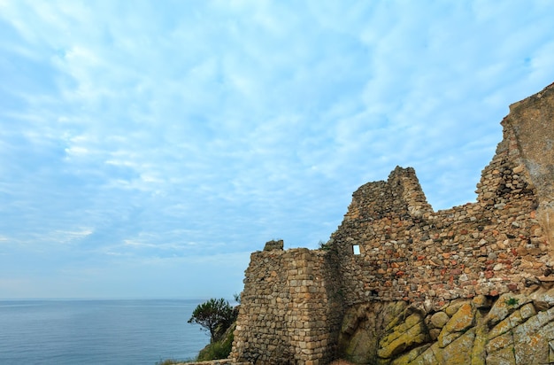 Sant Esteve de Mar 성 유적과 바다 풍경, Palamos, Girona, Costa Brava, Spain.