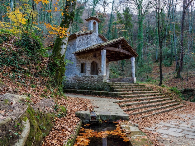 스페인 카탈로니아 Garrotxa 지역의 Sant Marti del Corb ermitage