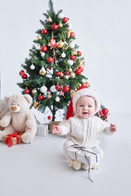 Санта ребенок Рождественская елка фон С Новым годом Ребенок в шапке Санты
