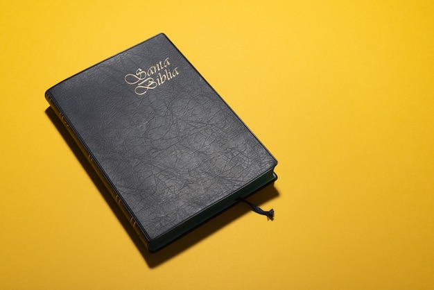 Foto santa biblia o sacra bibbia in spagnolo su giallo