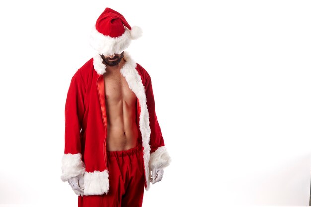 Photo santa claus bodybuilder showing off his sexy athletic body on a white background