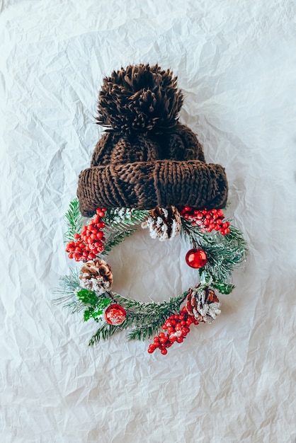 Foto concetto di natale di babbo natale fatto di ghirlanda di cappello lavorato a maglia di abete rosso sempreverde