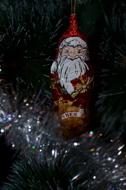 Photo santa claus in a christmas tree