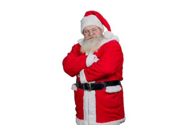 Санта-Клаус скрестил руки на белом фоне.