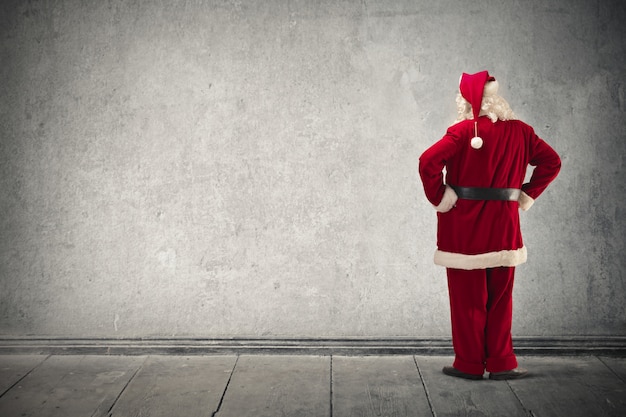 Foto santa claus die de muur bekijkt