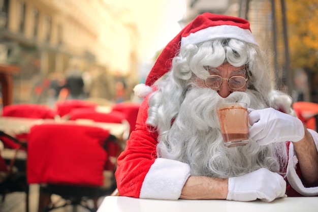 Santa claus die een hete chocolade heeft