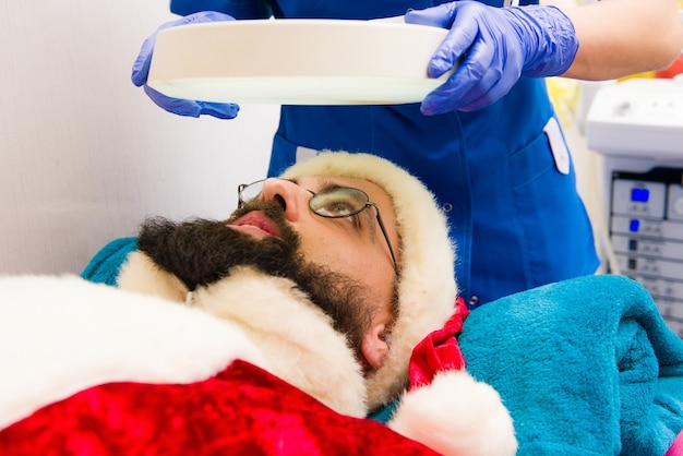 Santa Claus doet cosmetische ingrepen in de spa-kliniek.