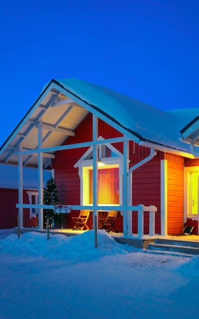 Santa Claus-dorp in Rovaniemi van Finland Lapland. Kerst kantoorhuis in de winter. Laponië met sneeuw. Reis naar Joulupukki bij Vakantiepark op de noordpool. Nieuwjaar. Huisje en familiehuis.