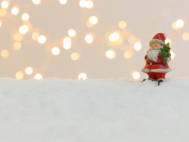 Photo santa claus figurine on fake snow