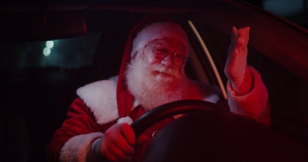 Santa Claus geïrriteerd in auto vast in het verkeer.