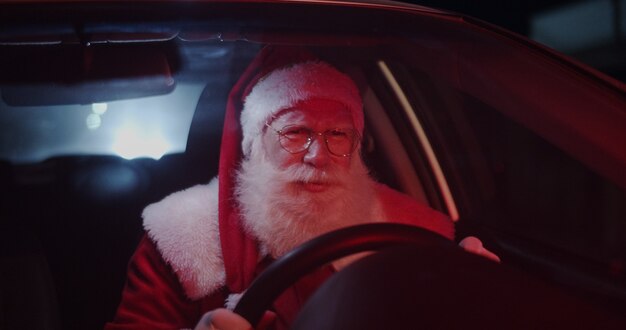 Santa Claus geïrriteerd in auto vast in het verkeer.