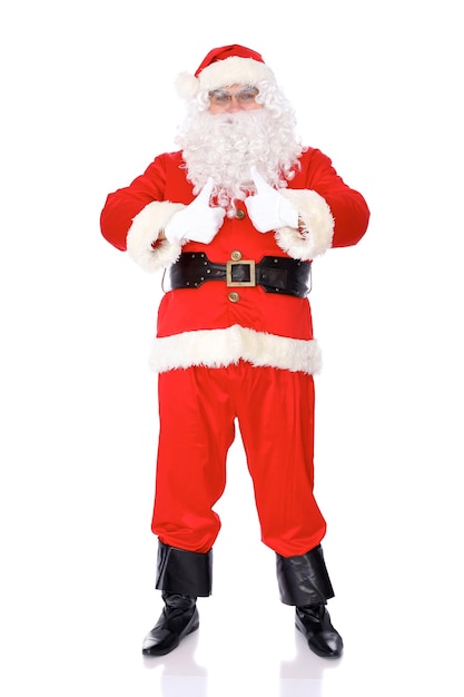 サンタクロースは、白い背景の上にまっすぐに孤立して立っている間、身振りで示す冬のメリークリスマスまたは新年のコンセプト