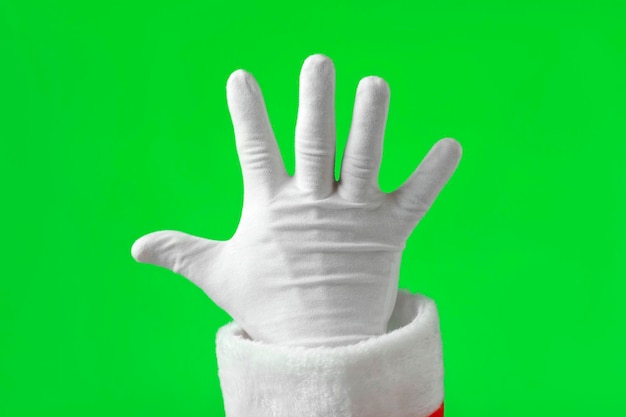 Photo santa claus hand showing five fingers on chroma key background hand in white gloves gesturing count isolated on green screen calculating palm with fingers starting point counting number 5