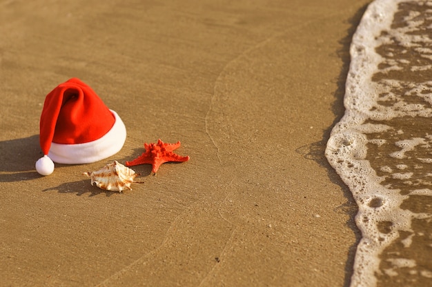 Cappello di babbo natale sulla spiaggia