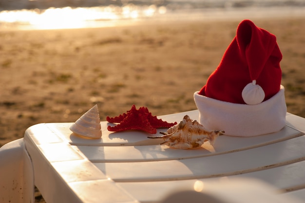 Photo santa claus hat, tropical christmas