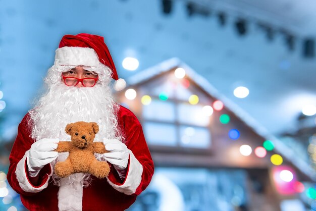 サンタクロースは子供のためのテディを持っていますメリークリスマス子供のためのギフト