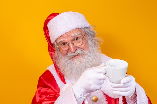 커피나 차를 마시는 산타클로스
