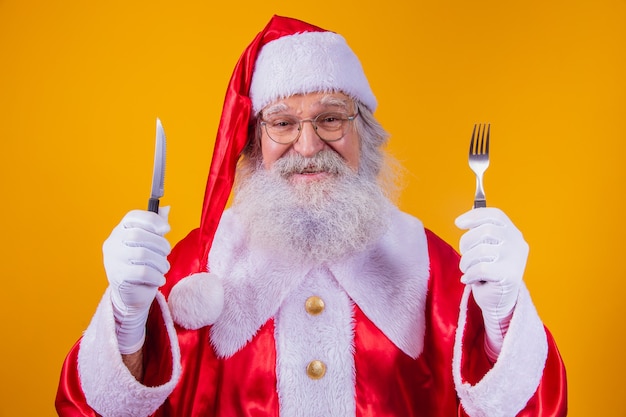 Babbo natale con coltello e forchetta