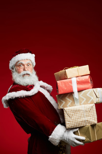 Photo santa claus holding presents