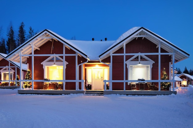 산타 클로스 홀리데이 빌리지 하우스, 라플란드, 스칸디나비아, 핀란드, 겨울에 북극권. 일몰 후