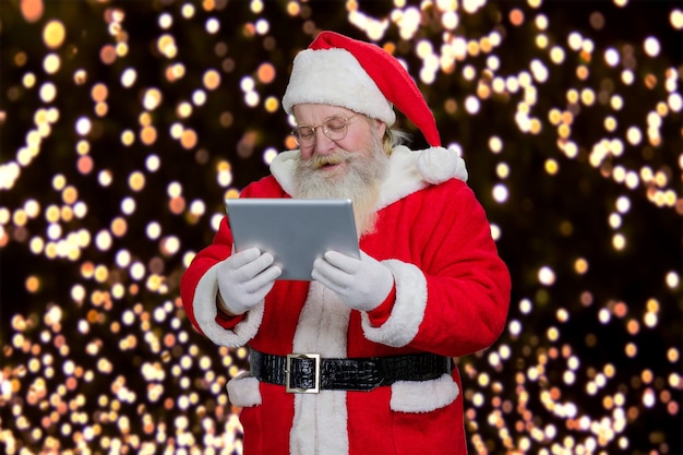 Santa Claus-lezing op computertablet.