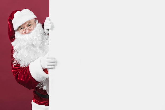 Фото Санта-клаус, глядя из белой стены