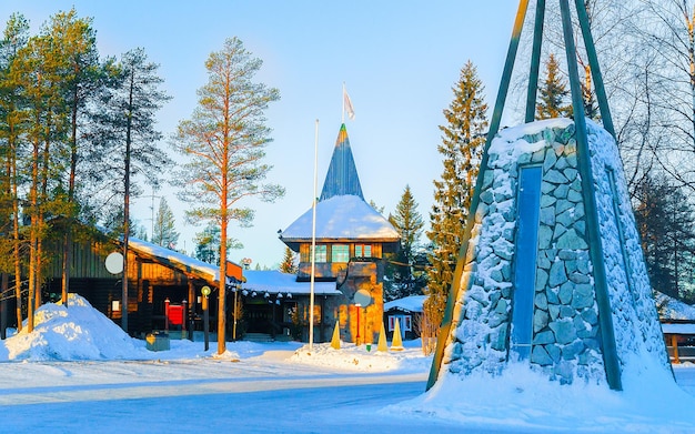 Santa Claus Main Post Office in Santa Village met kerstbomen, Lapland van Finland, Scandinavië, op de poolcirkel in de winter.