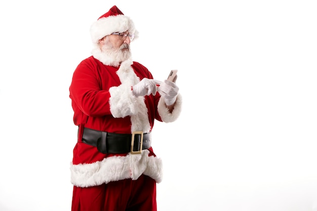 Santa Claus met behulp van een mobiele telefoon op witte achtergrond