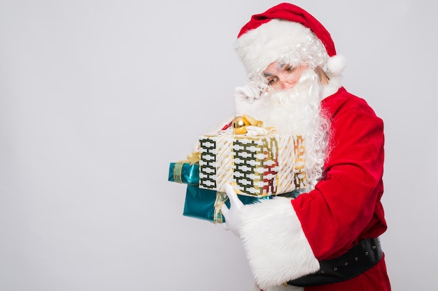 Santa Claus met een stapel geschenkdozen geïsoleerd