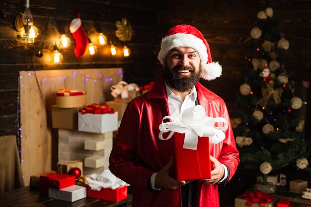 モダンな赤いジャケットのサンタ クロース メリー クリスマスと新年あけましておめでとうございます赤いクリスマス g サンタ クロース