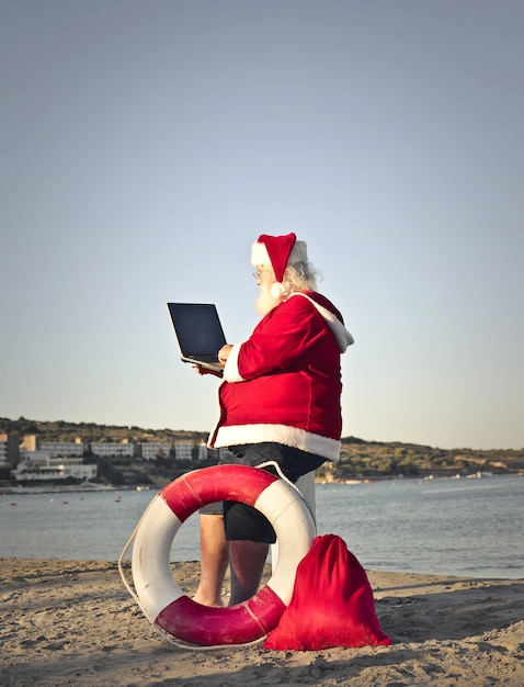 Santa claus op het strand