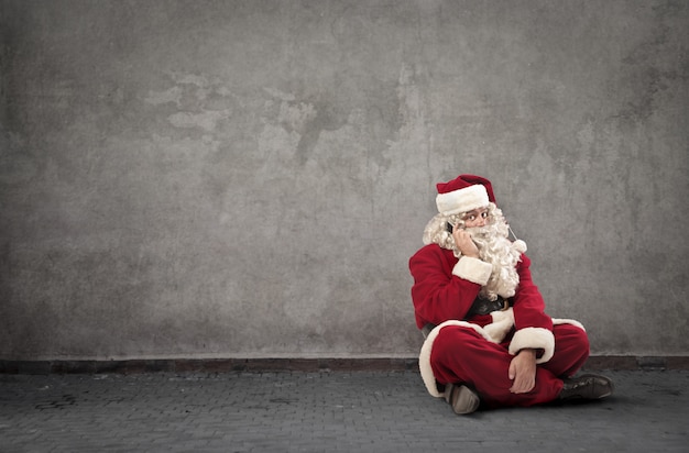 Santa Claus praten aan de telefoon